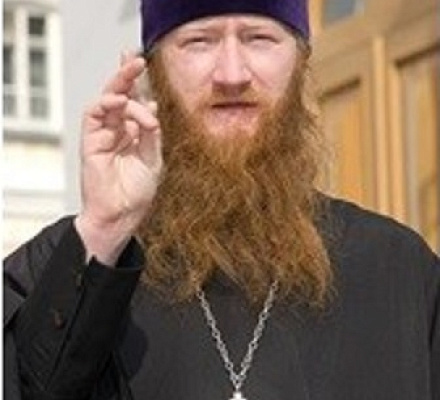 Почему священнослужитель, благословляя, складывает пальцы не так, как мы?