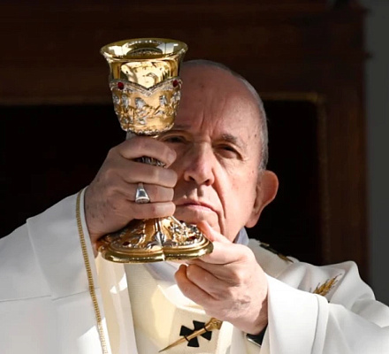 Pope Francis tells liturgists to avoid ‘pageantry or prominence’