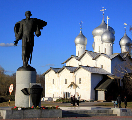 Памятник благоверному князю Александру Невскому в Новгороде