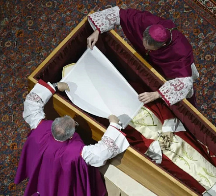 El Vaticano simplifica el rito funerario de los Papas