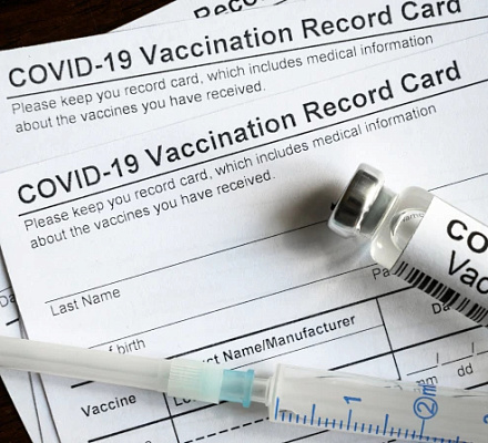 Una mujer católica recibe 12,7 millones de dólares en una demanda por discriminación religiosa a causa de la vacuna COVID