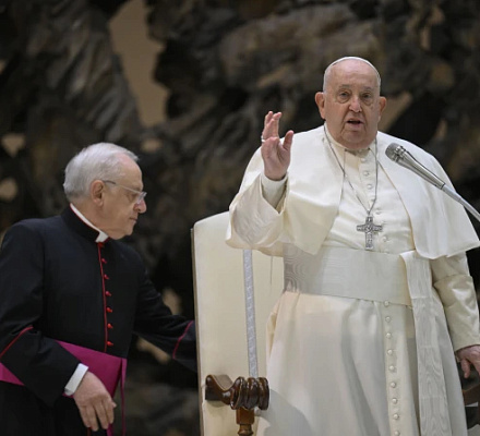 El Papa Francisco advierte contra los cotilleos y celebra la vida familiar en los mensajes navideños del Vaticano