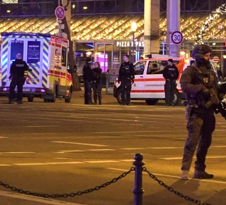 NOTICIA: Un coche atropella a una multitud en un mercadillo navideño en Alemania