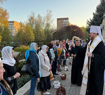 Митрополит Донецкий Владимир совершил освящение пасхальных приношений