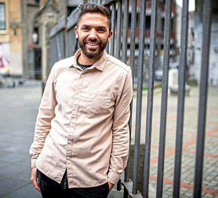 Un volontario musulmano frequenta la chiesa cattolica di Aquisgrana