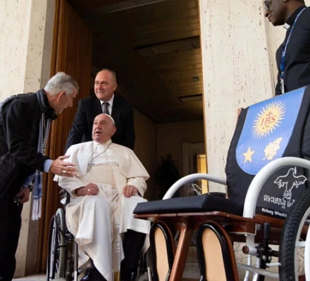 Un sacerdote jesuita de Camboya regala al Papa Francisco una silla de ruedas especial