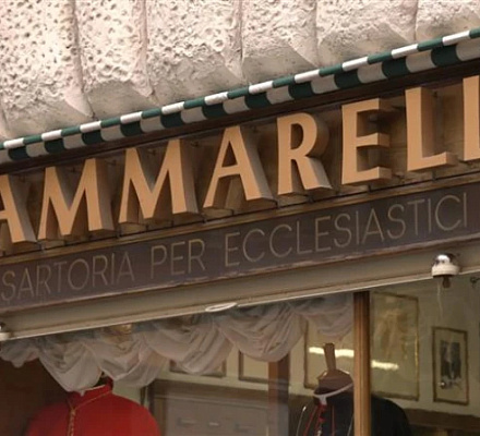 El famoso sastre de Roma prepara a los nuevos cardenales de la Iglesia Católica