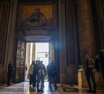 Más de 500.000 personas atraviesan la Puerta Santa de San Pedro tras la apertura de Navidad