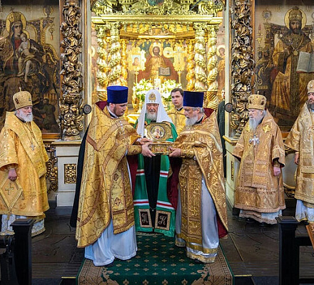 В год 100-летия блаженной кончины святителя Тихона состоялось всероссийское принесение мощей Патриарха Московского и всея Руси
