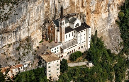 Santuario de la Madonna della Corona en Italia