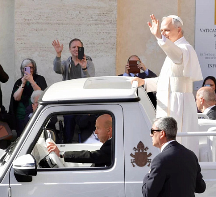 From portable throne to electric vehicle: Evolution of papal transportation