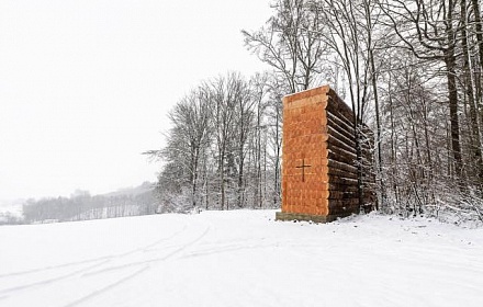 Capilla de madera para ciclistas en el bosque bávaro