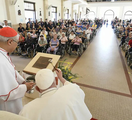 Pope Francis concludes apostolic journey with elderly and youth of Singapore