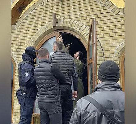 Рейдеры «ПЦУ» совместно с представителями властей захватили Андреевский храм в Черкассах