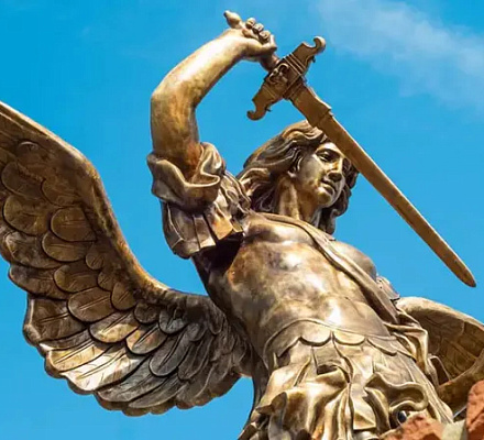 El obispo defiende la oración de San Miguel en misa: 'El diablo no influye'