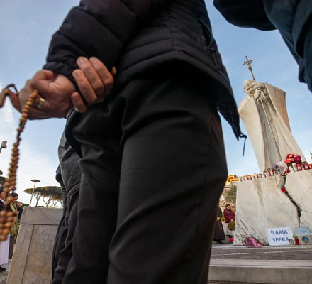 LIVE UPDATES: Pope Francis’ clinical condition ‘continues to be stable,’ Vatican says Monday evening