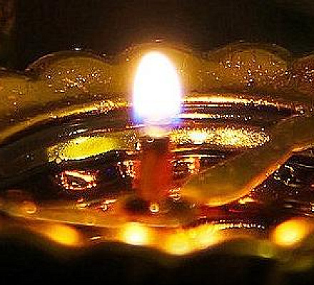 Нужно ли зажигать лампаду дома