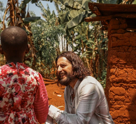 Tan poderoso": Jonathan Roumie sobre el apadrinamiento de niños africanos a través de la caridad católica