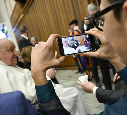 At Vatican jubilee, Pope Francis skips prepared text for heart-to-heart with journalists