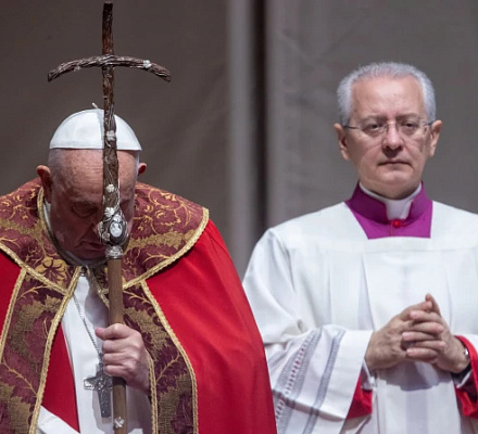 El Papa Francisco ofrece una misa por más de 120 cardenales y obispos fallecidos