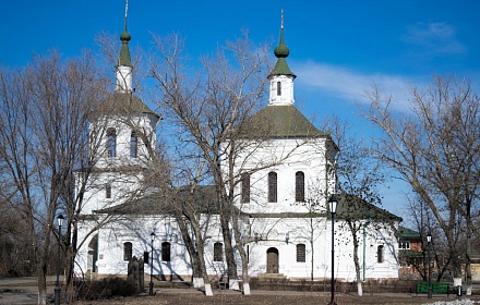 Iglesia de los Santos Apóstoles Pedro y Pablo en el pueblo de Starocherkasskaya