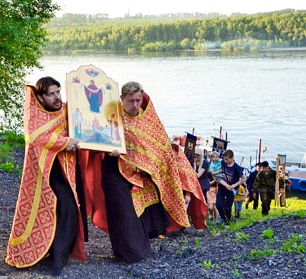 In Kusbass findet eine Prozession des Kreuzes auf dem Wasser statt