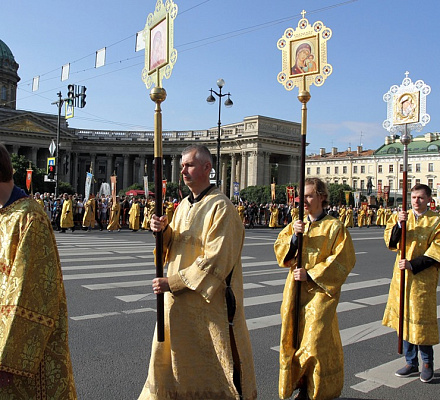 Il giorno della commemorazione di Sant'Alessandro Nevsky, si è tenuta a San Pietroburgo una processione di molte migliaia