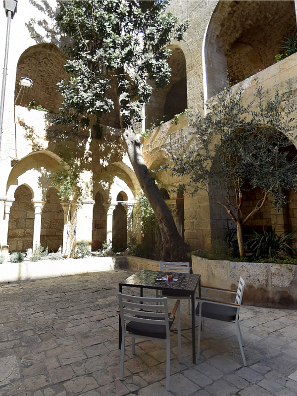 Дворик крестоносцев