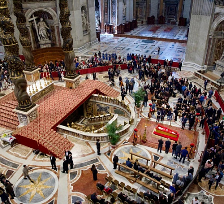 LIVE UPDATES: More than 90,000 pass through St. Peter’s to pay respects to Pope Francis