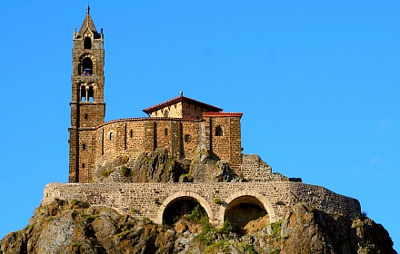 Iglesia de Saint-Michel d'Aiguille en el departamento de Haute-Loire