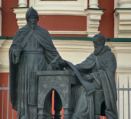 Памятник греческим просветителям братьям Лихудам в Москве