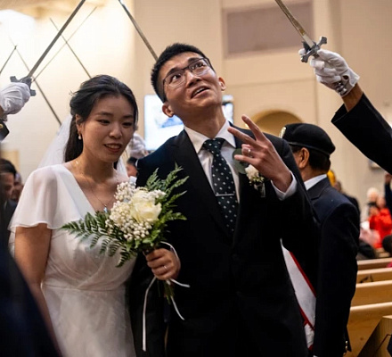 Las parejas encuentran los matrimonios sacramentales "en el momento perfecto de Dios