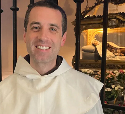 Монах и ведущий подкаста говорит, что святая Тереза дала ему уверенность в том, что он станет священником