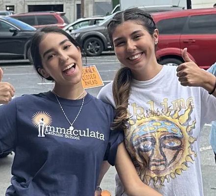 ФОТОГРАФИИ: Католическая школа в Северной Каролине стала крупным центром распределения помощи пострадавшим от урагана