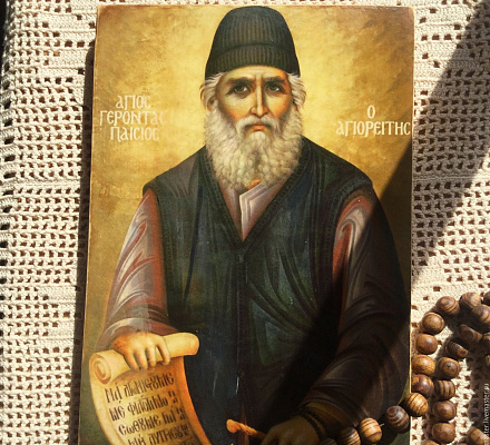 Ein Teil der Gewänder des Mönchs Paisiy, des Heiligen Berges, wird nach Samara gebracht