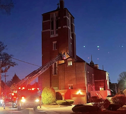 La policía federal y estatal investiga un incendio provocado en una histórica iglesia católica de Massachusetts