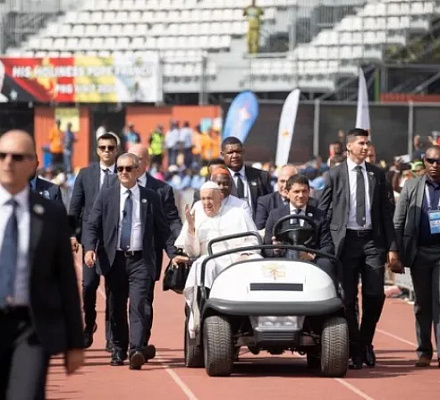 Pope Francis praises Singapore’s spirit of progress, reminds leaders not to exclude the weak