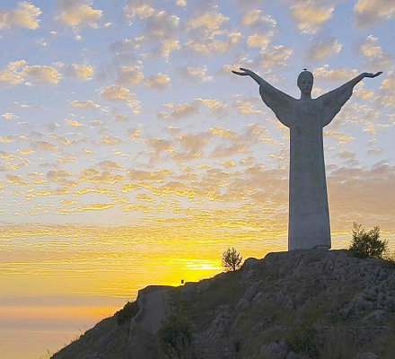 Estatua de Cristo Salvador en la ciudad de Maratea