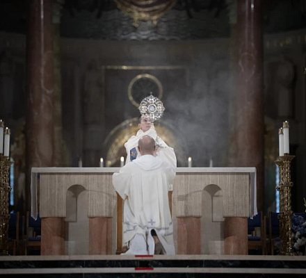 Las nuevas traducciones de los textos utilizados en la adoración eucarística entrarán en vigor en diciembre