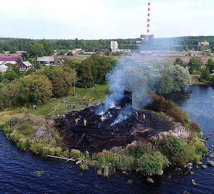 Un vecchio altare è stato trovato sotto le ceneri di una chiesa bruciata a Kondopoga