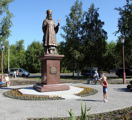 Памятник патриарху Тихону в Архангельске