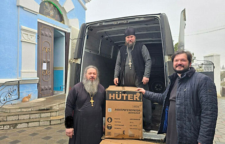 Патриаршая гуманитарная миссия передала генераторы для социальных объектов и храмов Херсонской области