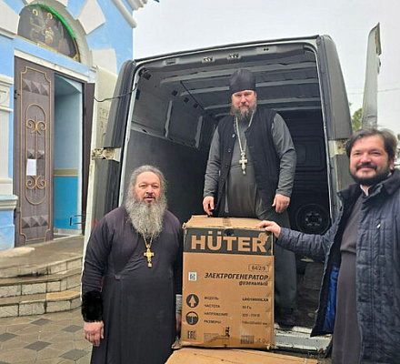 Патриаршая гуманитарная миссия передала генераторы для социальных объектов и храмов Херсонской области