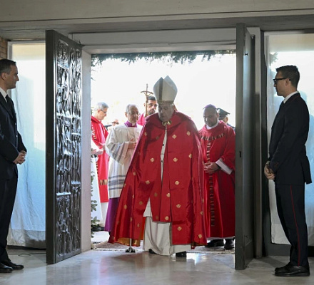 Reportaje especial: El Papa Francisco abre la Puerta Santa del Jubileo en el interior de la cárcel