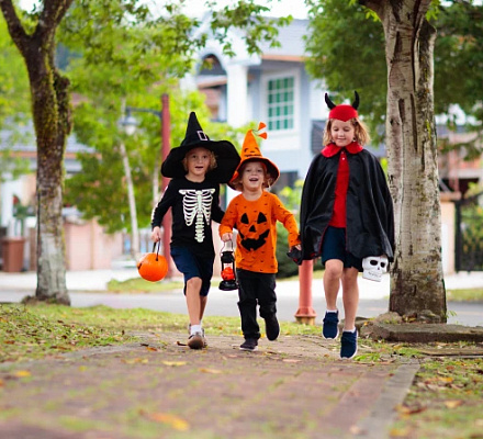 Los disfraces de demonios, brujas y muertos abren la puerta al diablo, dice un sacerdote