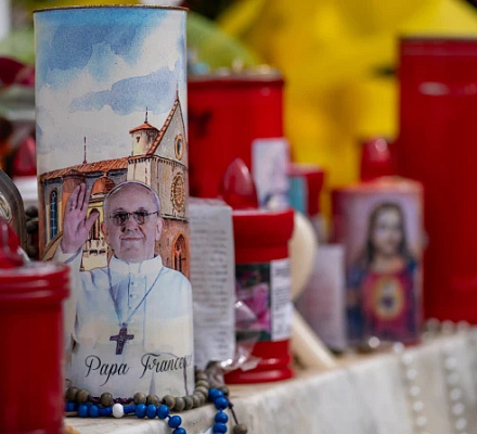 LIVE UPDATES: Pope Francis’ health remains ‘stable with slight improvements’ on Monday