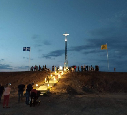 Una struttura di 15 metri con una croce in cima è stata eretta in un monastero greco vicino al confine con la Turchia
