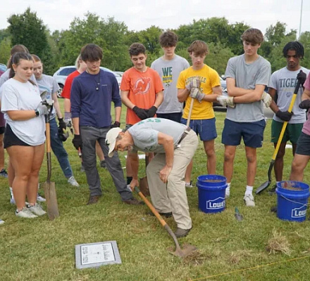En Louisville, estudiantes de secundaria católicos ayudan a enterrar a los muertos indigentes
