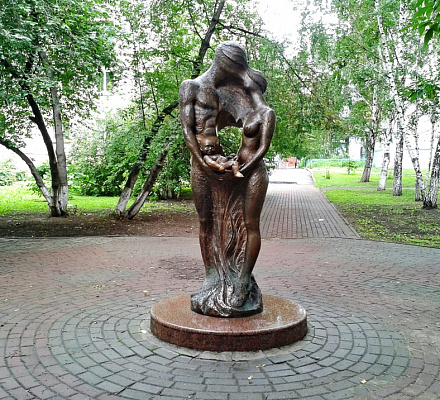 Скульптура «Семейные узы» в Томске