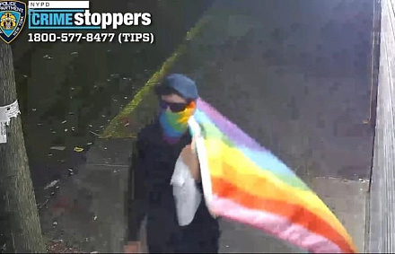 Нью-Йорк: неизвестный в «радужной» маске за одну ночь осквернил 3 церкви антихристианскими надписями, неся флаг ЛГБТ